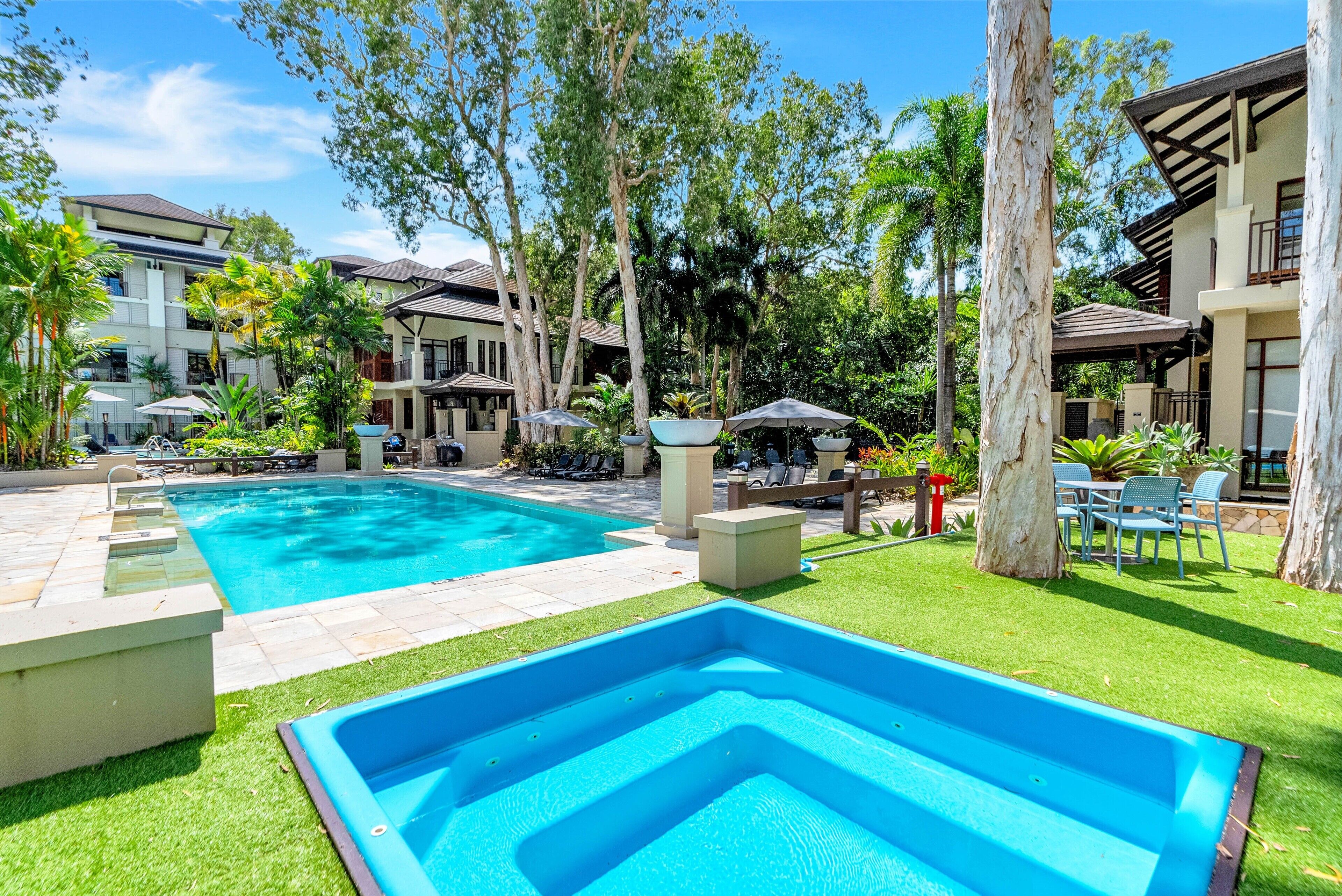 3 outdoor pools, free pool cabanas, pool umbrellas