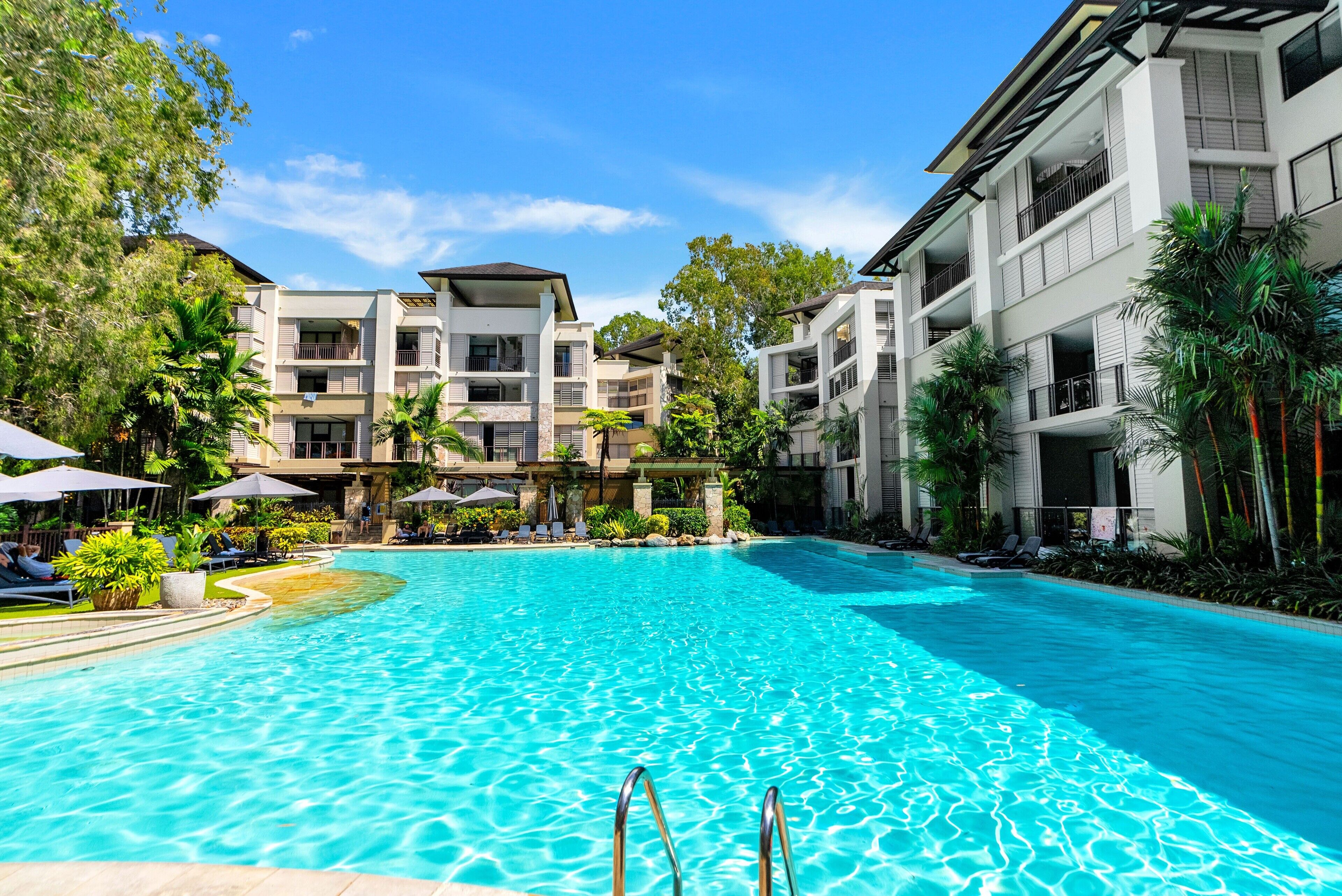 3 utomhuspooler, gratis cabanor och parasoller