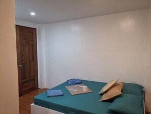 雙人房 | 書桌、免費無線上網、床單