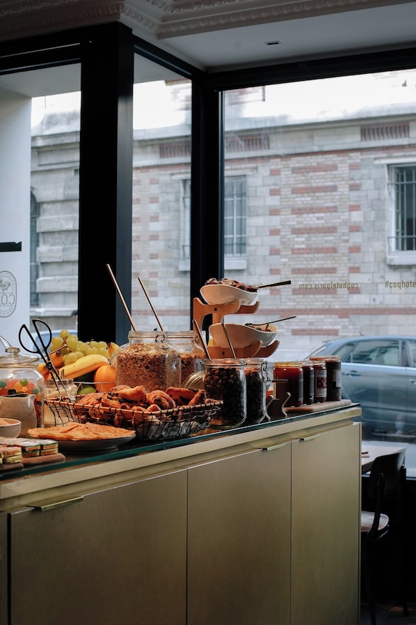 Petit déjeuner buffet servi tous les jours en supplément