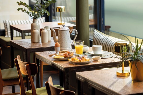 Tägliches Frühstücksbuffet gegen Gebühr