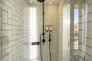 Superior Double Room | Bathroom | Shower, free toiletries, hair dryer, slippers - COQ Hotel Paris (Paris)