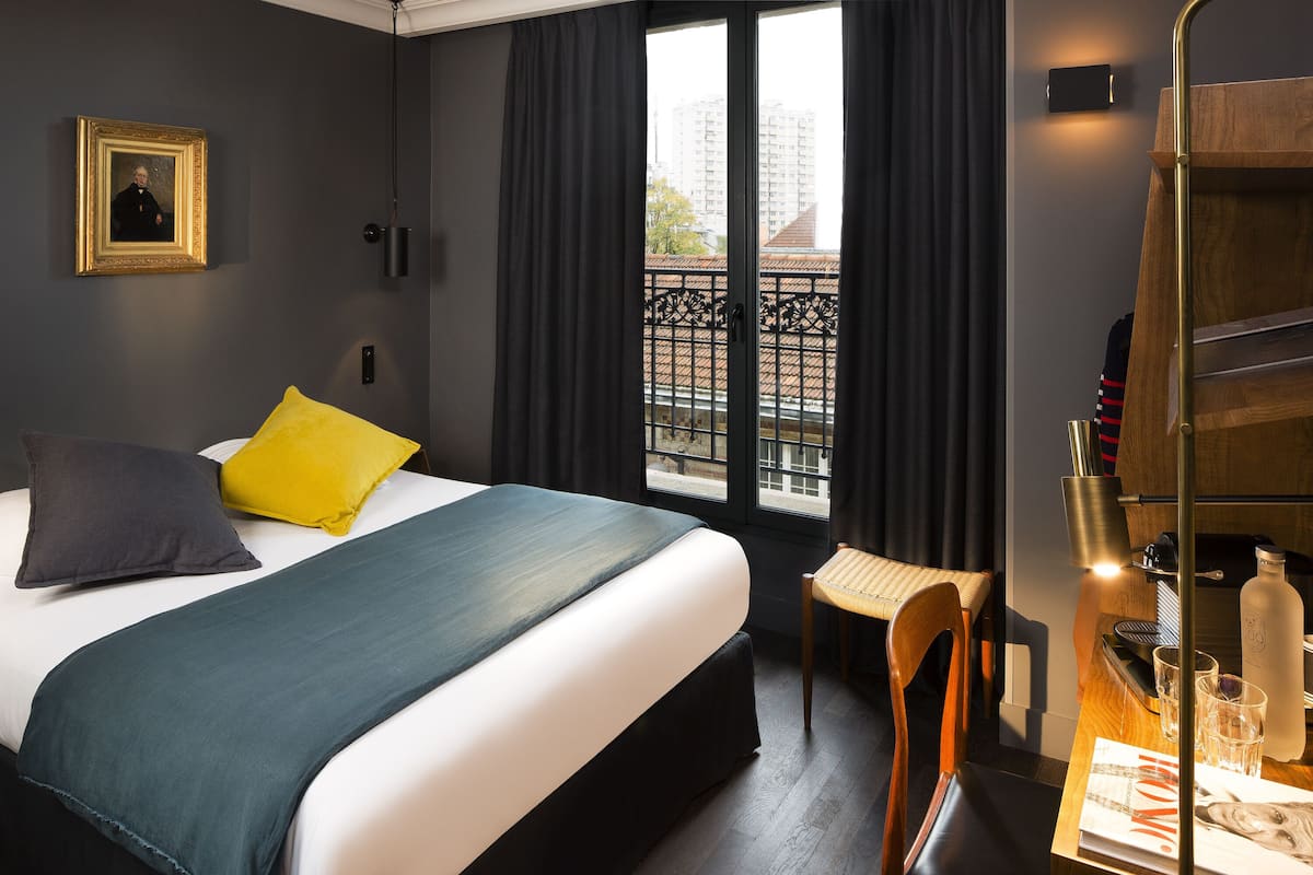 In-room safe, desk, soundproofing, free WiFi