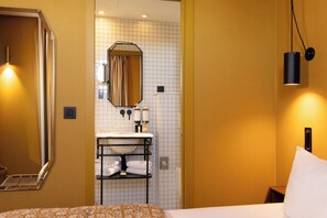 Classic Double Room | In-room safe, desk, soundproofing, free WiFi - COQ Hotel Paris (Paris)