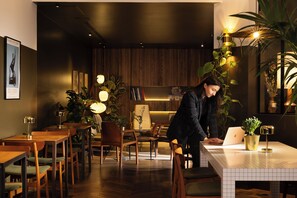 Lobby sitting area - COQ Hotel Paris (Paris)