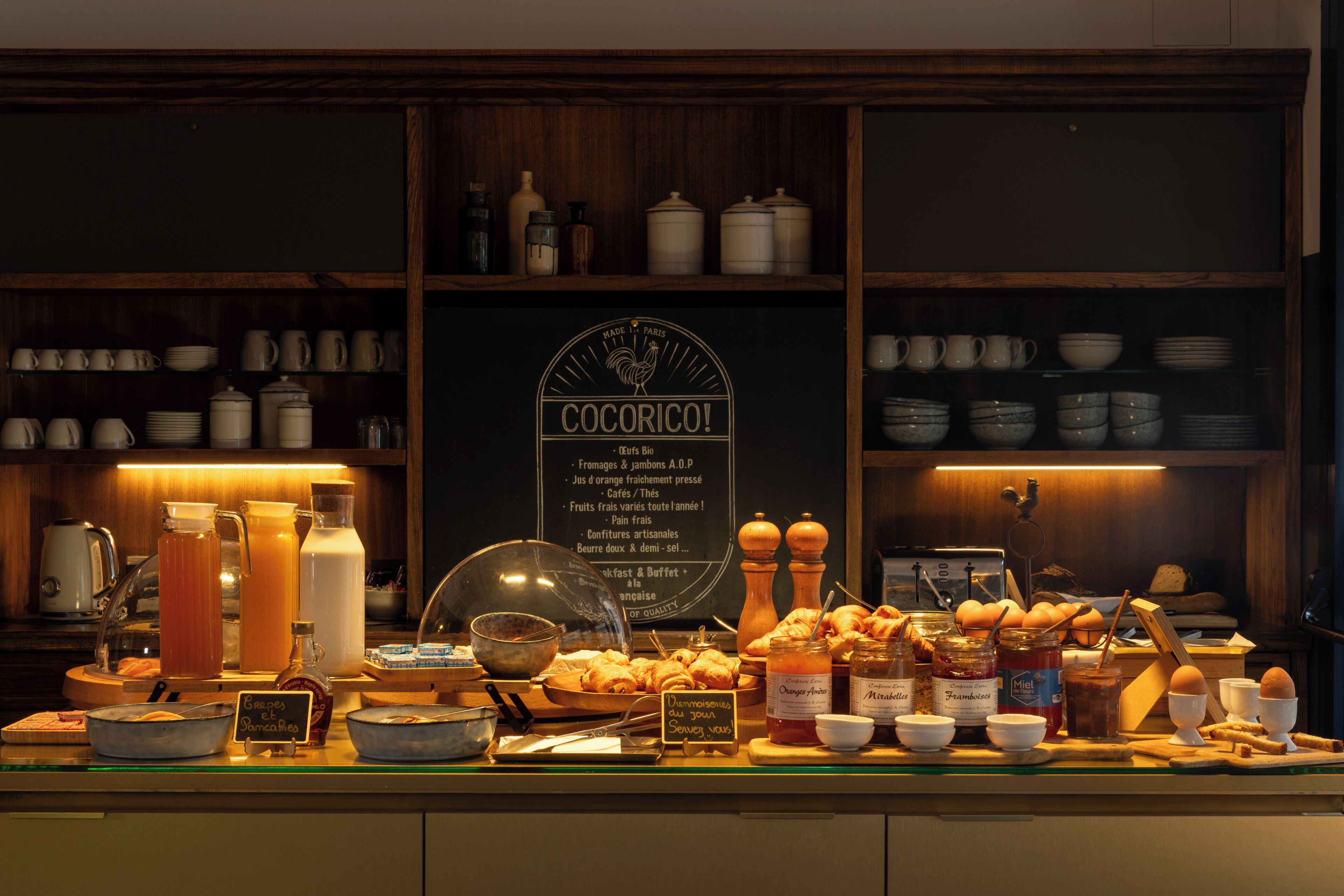 Un buffet de petit-déjeuner proposant une variété d’aliments et d’accompagnements.
