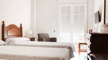 Habitació triple, balcó | Minibar, caixa forta a l'habitació, escriptori i cortines opaques