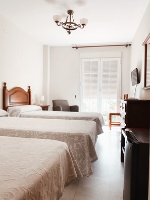 Minibar, coffres-forts dans les chambres, bureau, rideaux occultants