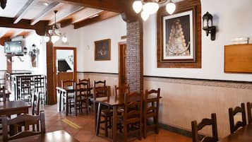 S'hi serveixen esmorzars, dinars i plats de cuina mediterrània