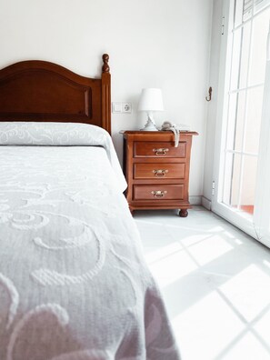 Een minibar, een kluis op de kamer, een bureau, verduisterende gordijnen