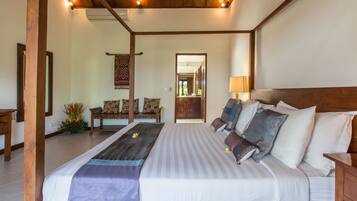 2 bedrooms, premium bedding, in-room safe, desk