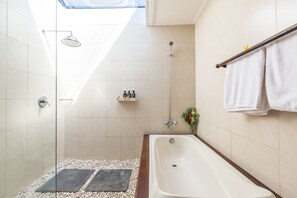 Separate tub and shower, deep soaking tub, free toiletries, hair dryer - Villa Sedap Malam (Seminyak)