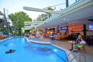 Seasonal outdoor pool, pool umbrellas, sun loungers - Hotel İstanköy (Bodrum)