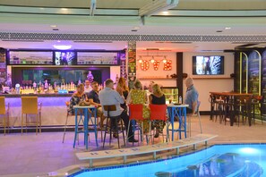 بار بجانب حمام السباحة