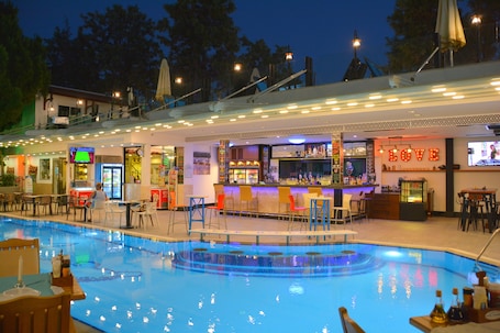 Bar junto a la piscina. Hotel İstanköy