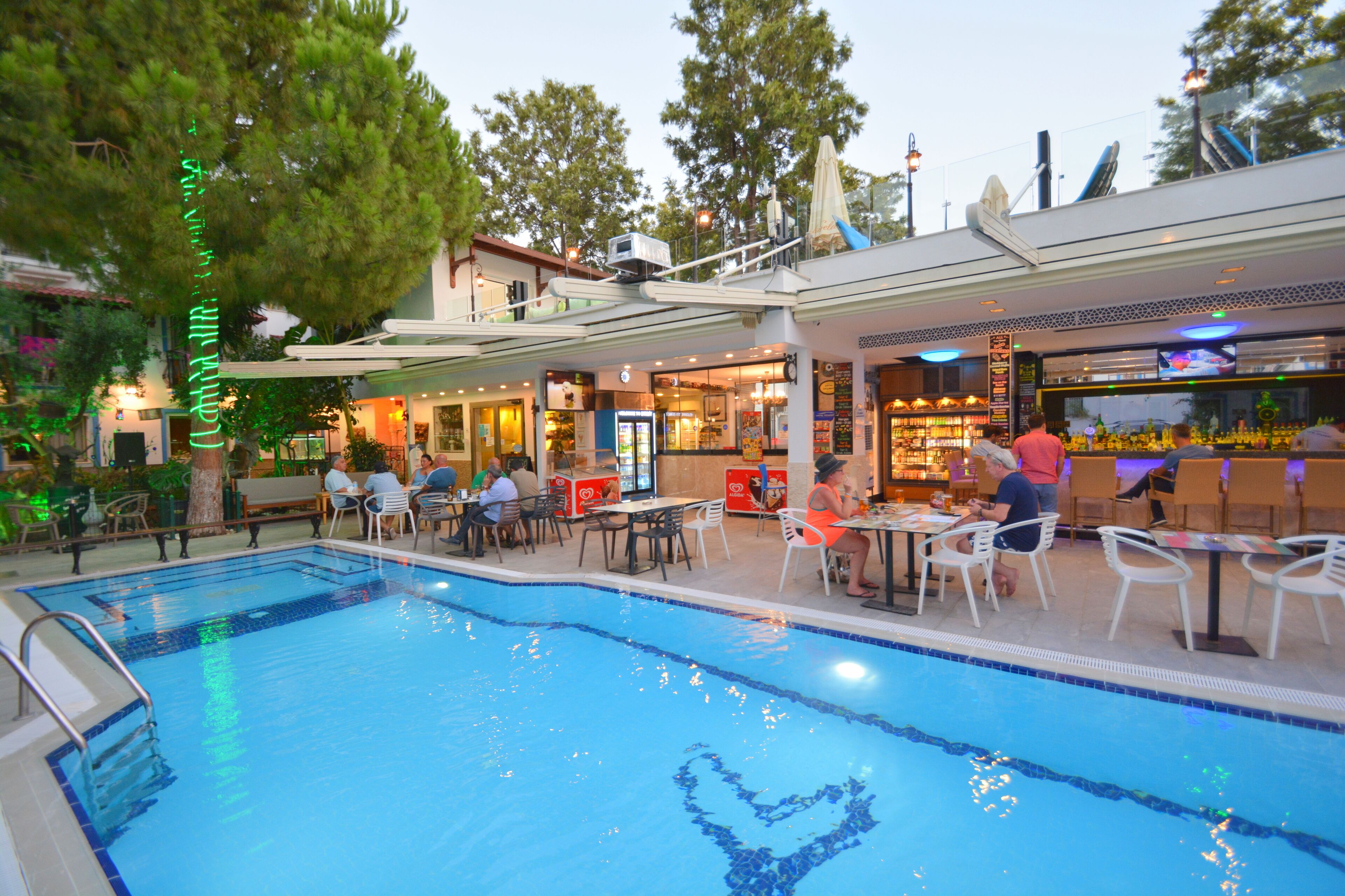 Alberca al aire libre por temporada y sombrillas en la alberca 