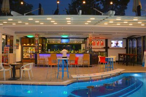 Bar junto a la piscina
