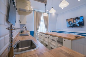 Kjøleskap, mikrobølgeovn, kokeplater og oppvaskmaskin