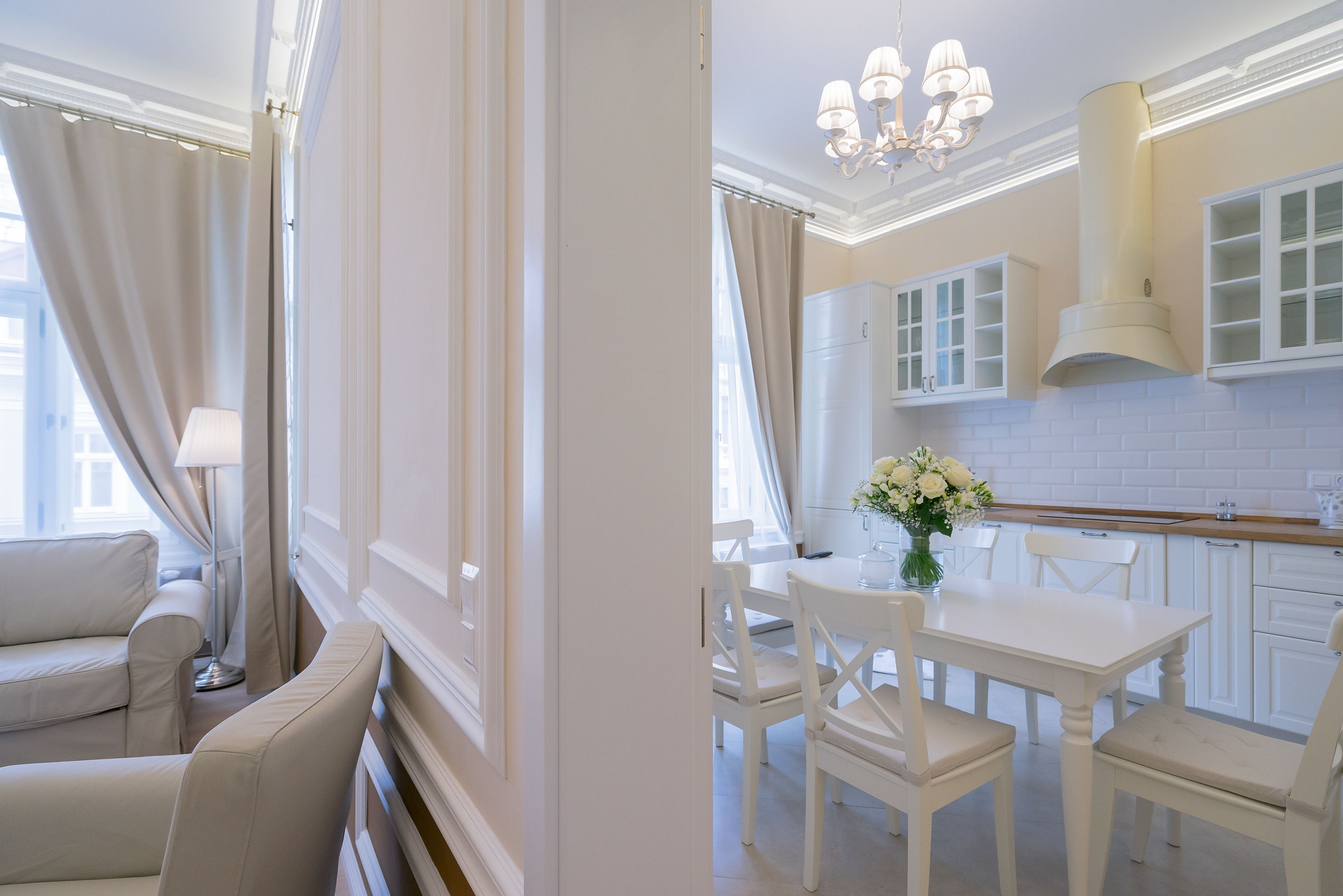 Suite (Pastel with Dining Area) | Sala d'estar | Televisor de pantalla plana 