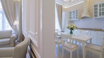 Suite (Pastel with Dining Area) | Sala d'estar | Televisor de pantalla plana