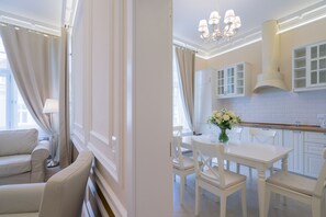 ห้องสวีท (Pastel with Dining Area) | บริเวณนั่งเล่น | ทีวีจอแบน