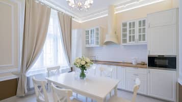 套房 (Pastel with Dining Area) | 私人廚房 | 電冰箱、微波爐、爐台、洗碗機