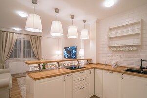 Refrigerador, microondas, placa de cocina, lavavajillas