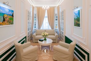 Suite (Mint with 1 Bedroom and Kitchen) | Zona de estar | Una televisión de pantalla plana