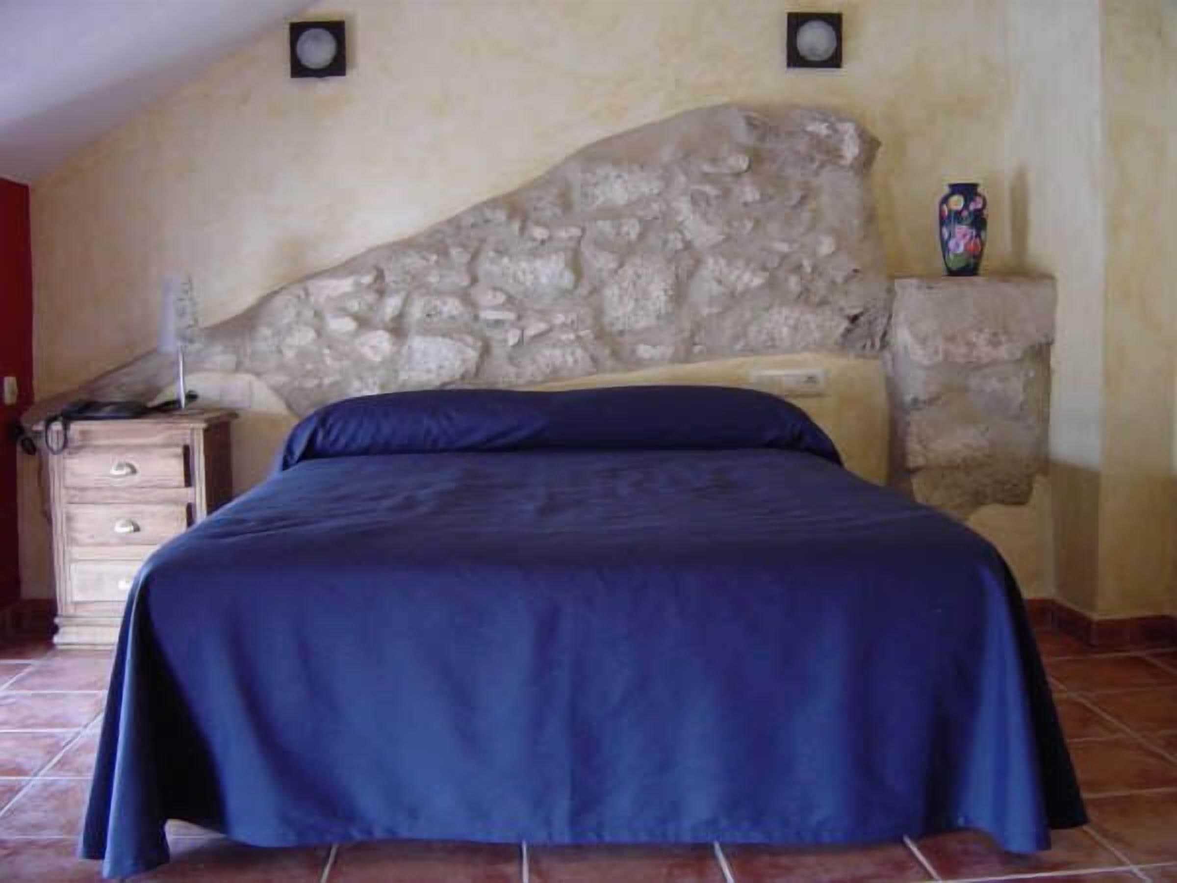 객실 내 금고, 책상, 암막 커튼, 방음 설비