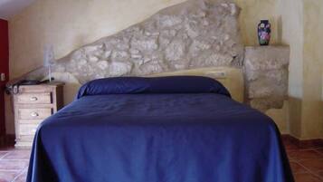 Safe på rommet, skrivebord, blendingsgardiner og lydisolert