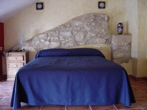 Caixa forta a l'habitació, escriptori i cortines opaques 