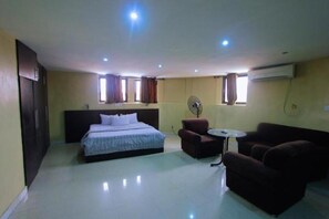 Executive Penthouse, 1 Bedroom | In-room safe, desk, laptop workspace, free WiFi