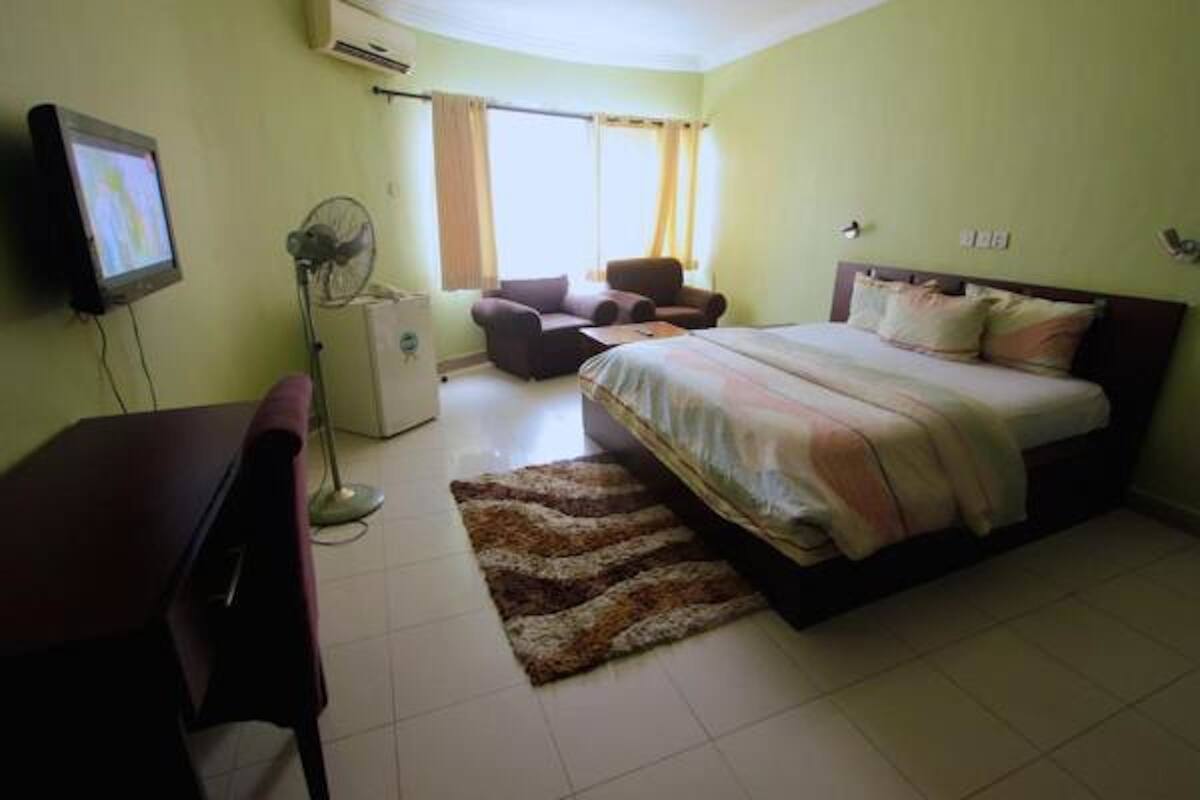 Executive Suite | In-room safe, desk, laptop workspace, free WiFi