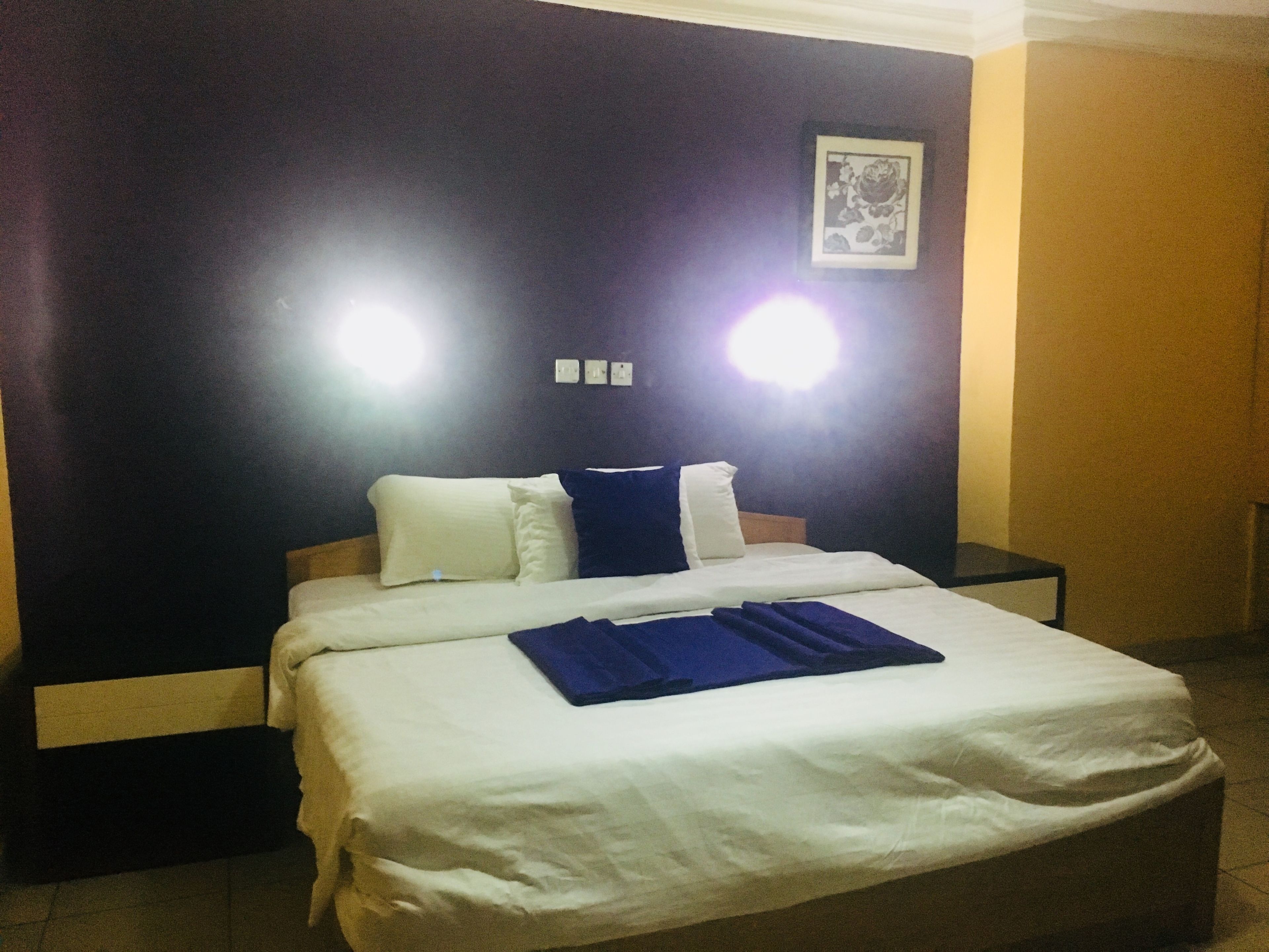 4 間睡房、房內夾萬、書桌、手提電腦工作空間