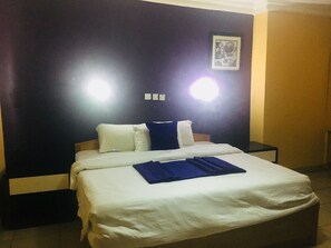 4 chambres, coffres-forts dans les chambres, bureau