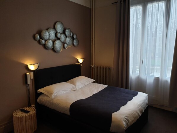 Individually decorated, individually furnished, desk, soundproofing - Hôtel Le Splendid (Troyes)