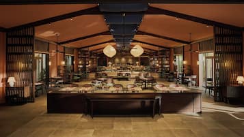 2 restaurants, breakfast, lunch, dinner served; seafood