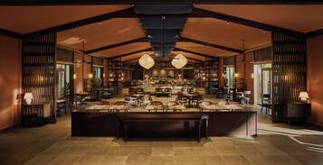 2 restaurants, breakfast, lunch, dinner served; seafood