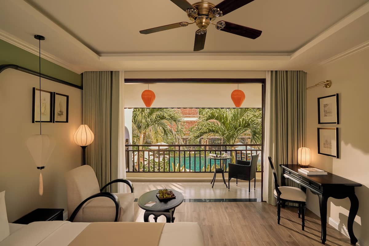 1 kamar tidur, selimut bulu angsa, minibar, dan brankas