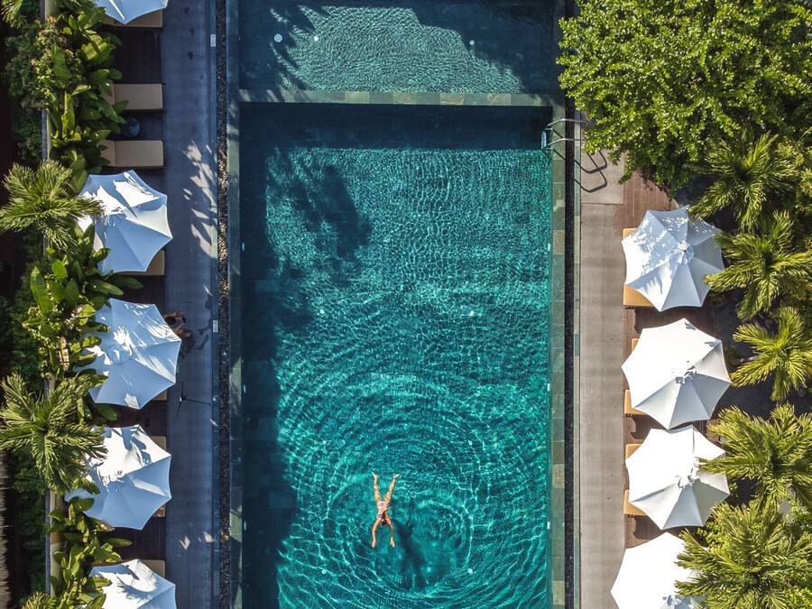 2 utendørsbassenger, bassengparasoller og solsenger