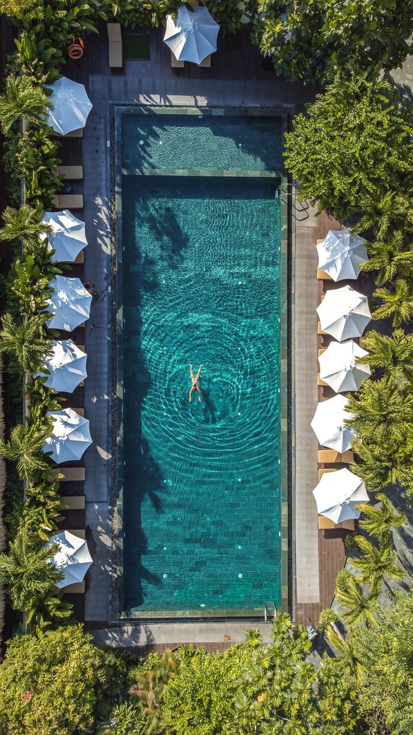 2 kolam renang outdoor, dengan payung kolam renang dan kursi berjemur