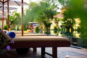 2 kolam renang outdoor, dengan payung kolam renang dan kursi berjemur