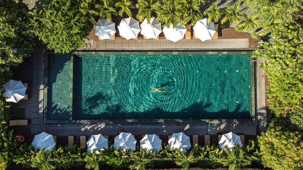 2 piscinas al aire libre, sombrillas, sillones reclinables de piscina