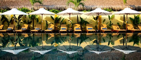 2 piscines extérieures, parasols de plage, chaises longues