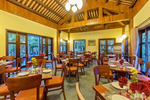 2 restaurants, breakfast, lunch, dinner served; seafood