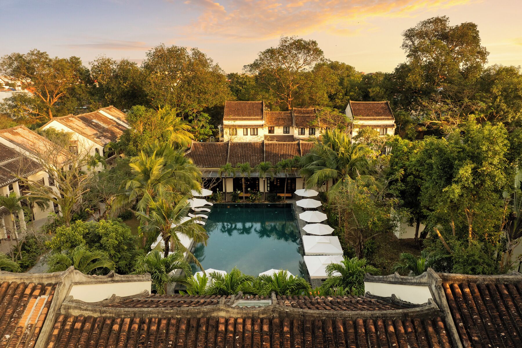 2 udendørs pools, parasoller, liggestole