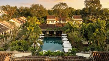 2 udendørs pools, parasoller, liggestole