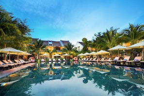 2 piscinas al aire libre, sombrillas, sillones reclinables de piscina