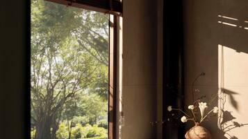 Villa, hageutsikt | Bad | Dusjhode med hydromassaje, toalettartikler (inkludert) og hårføner