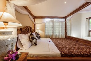 Individually decorated, individually furnished, desk, laptop workspace - Warji House 2 Bisma (Ubud)